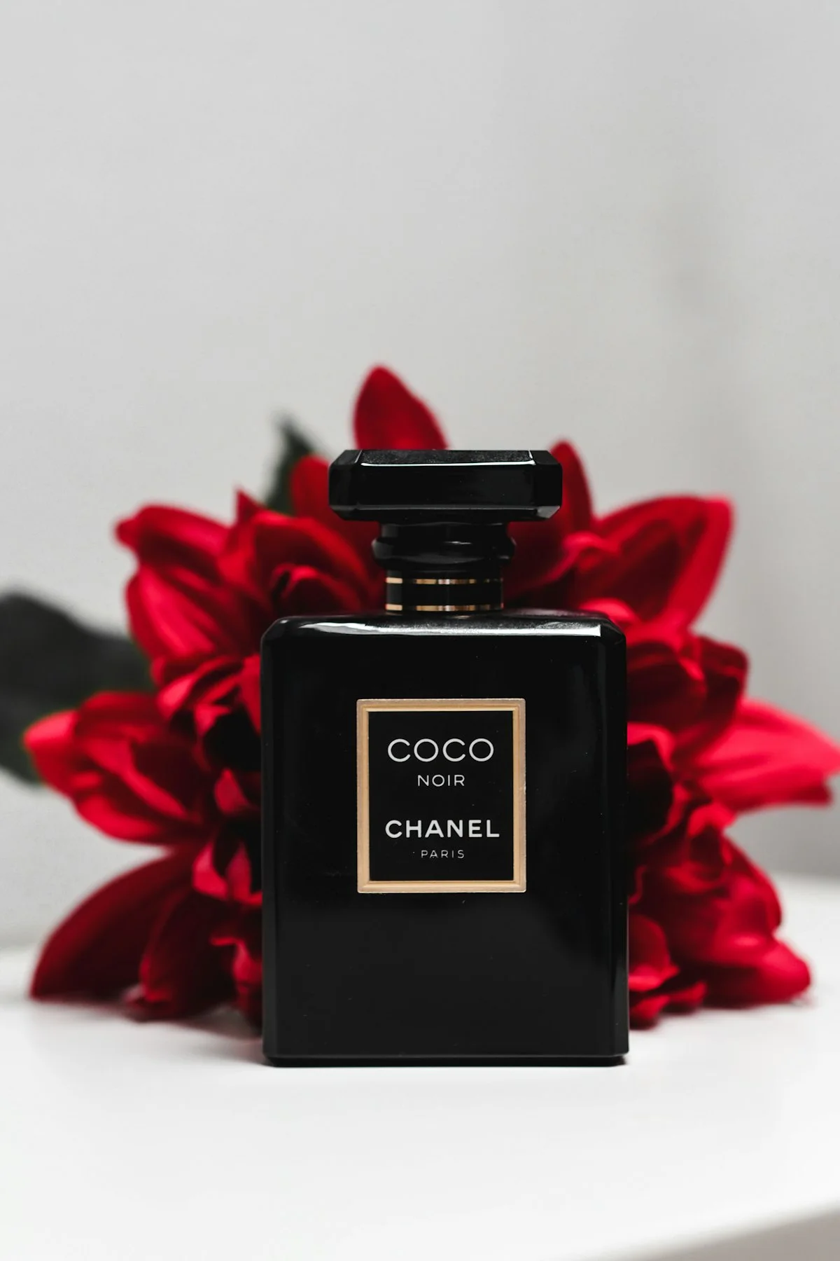 Hugo Boss The Scent Le Parfum elegant flaska på träbord